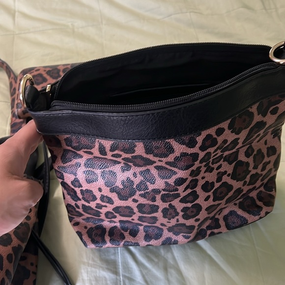 3 piece hang bag with wallet LV patch, used but still in good condition - Picture 7 of 8